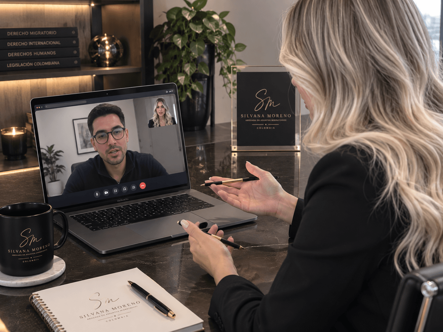 Silvana Moreno en una asesoría virtual con un cliente